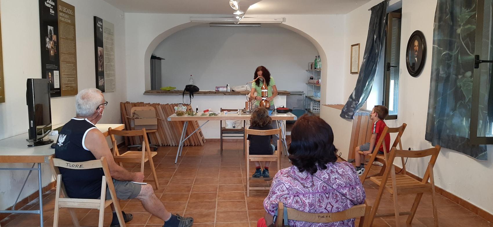Taller destilación de lavanda con alambique en torrearévalo