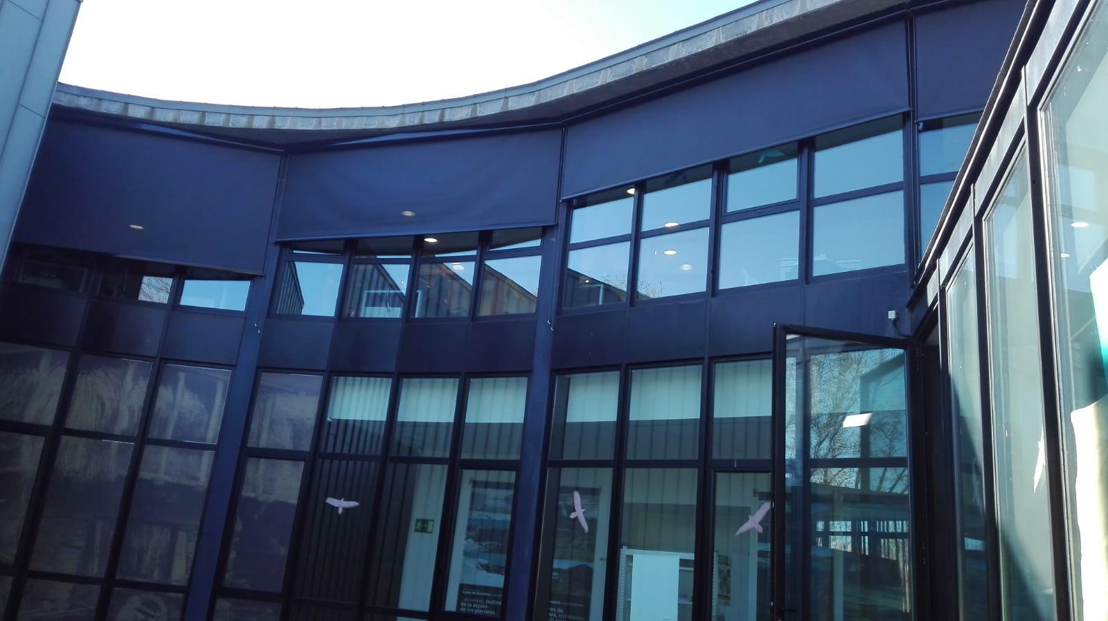LA CASA DEL PARQUE DEL LAGO DE SANABRIA MEJORA SU EFICIENCIA ENERGÉTICA GRACIAS A LA INSTALACIÓN DE TOLDOS Y A LA REHABILITACIÓN BIOCLIMÁTICA DE SU ESTANQUE.