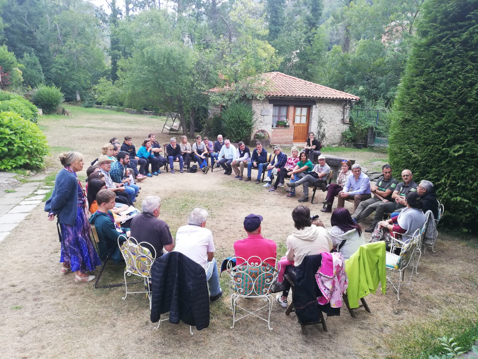 Ayuntamientos, empresarios y agentes locales de la Montaña Palentina conocen la experiencia de Somiedo en la convivencia con el oso