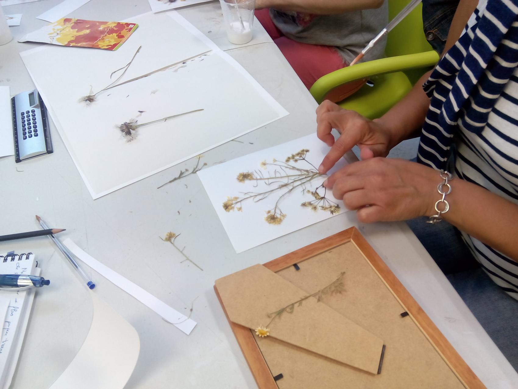 Taller de marcapáginas con flores