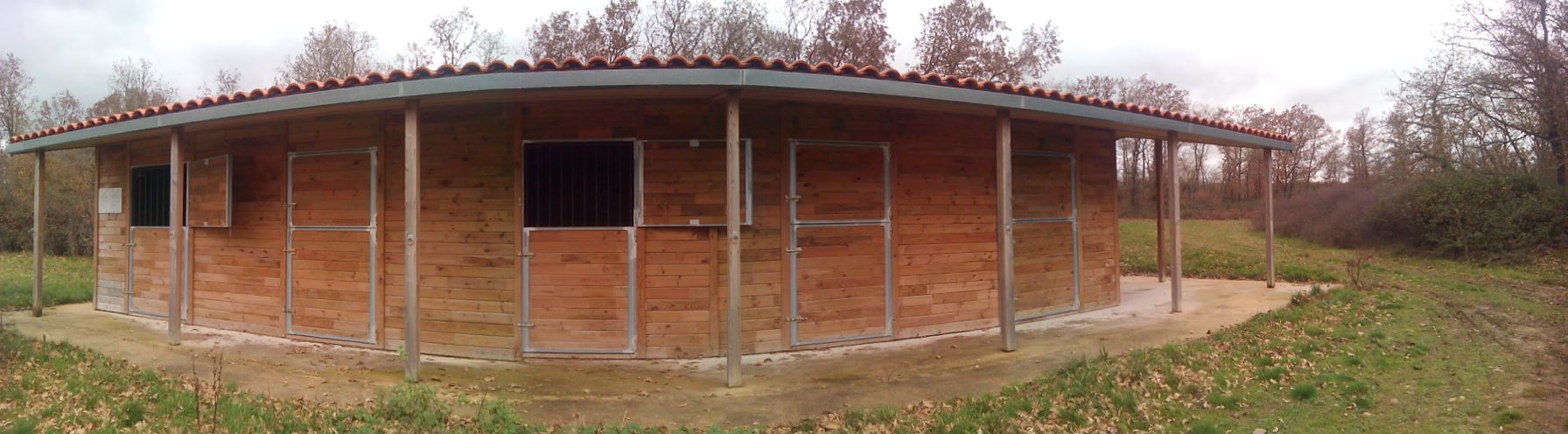 LOS AFICIONADOS A LOS CABALLOS DISPONEN DE BOXES ADECUADOS PARA LA REALIZACIÓN DEL CAMINO DE SANTIAGO