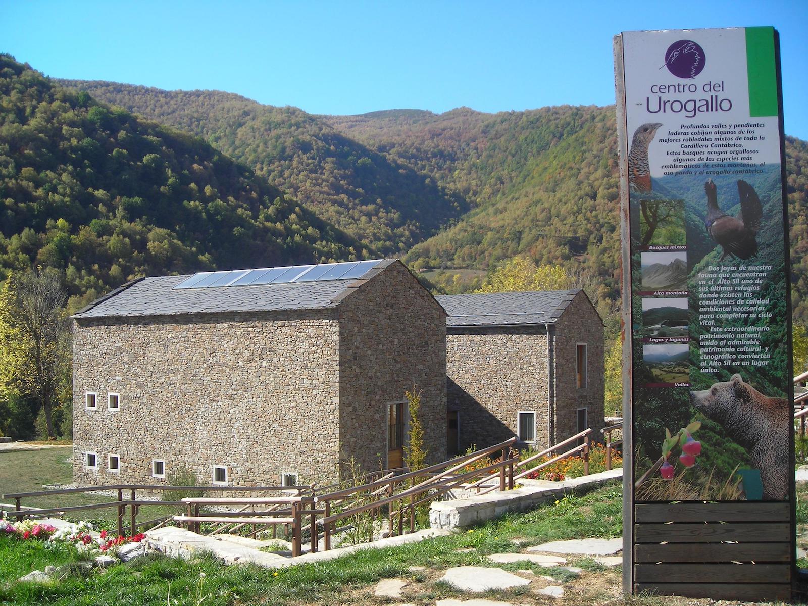 Cartel de la entrada a una de las Casas del Parque (Ojo Güareña. Burgos)