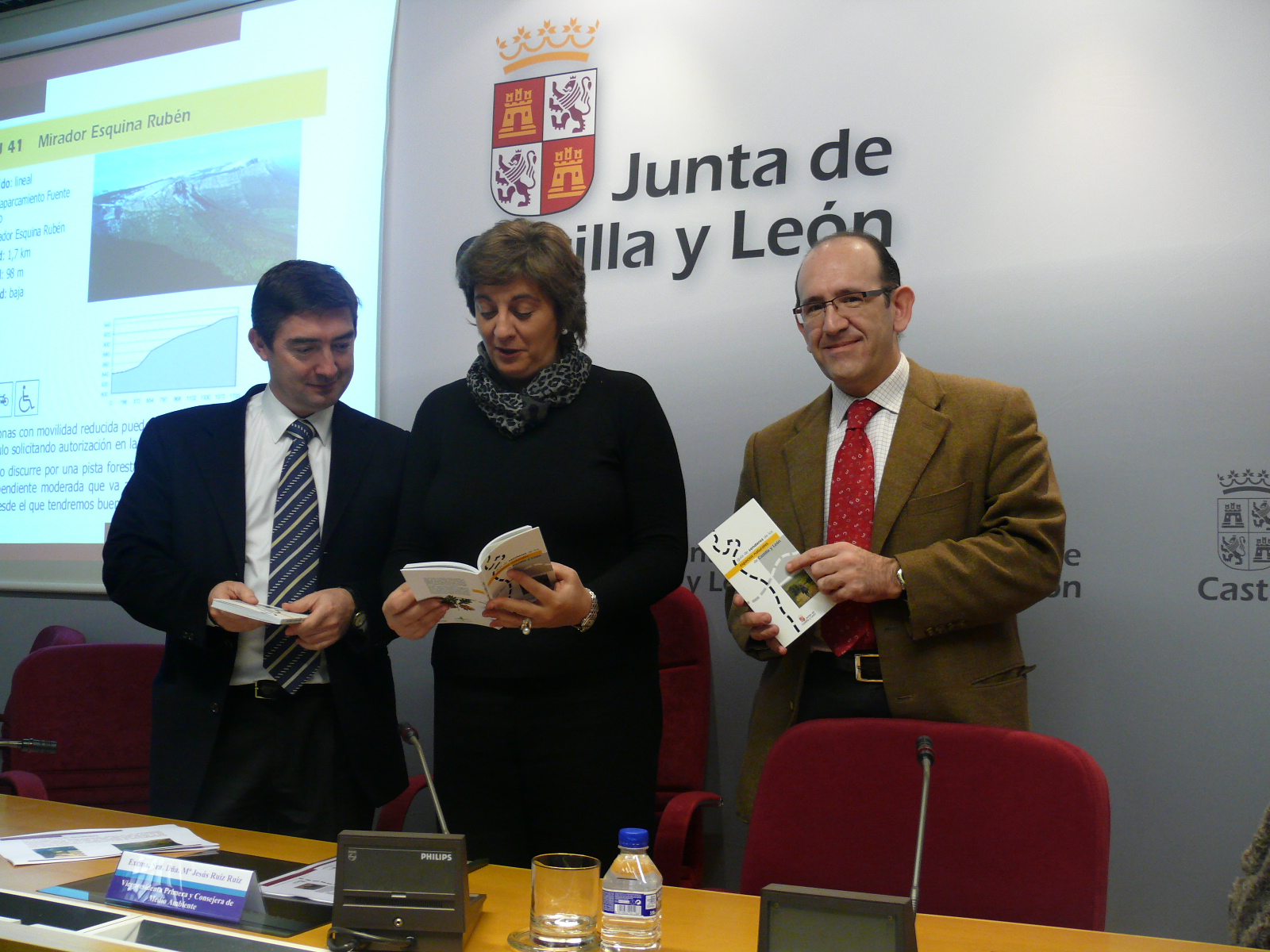 La vicepresidenta primera y consejera de Medio Ambiente presenta la Guía de senderos en espacios naturales de Castilla y León